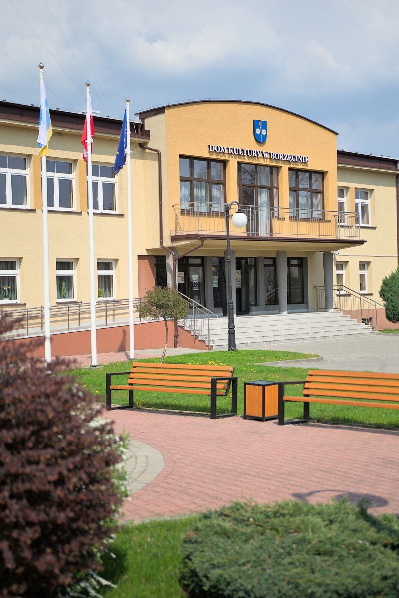 Fasada budynku domu kultury w borzecinie