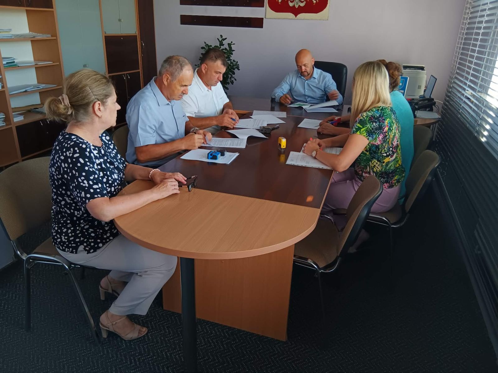 Zdjęcie: Podpisano umowy na dowóz uczniów niepełnosprawnych z terenu Gminy Borzęcin do szkół
