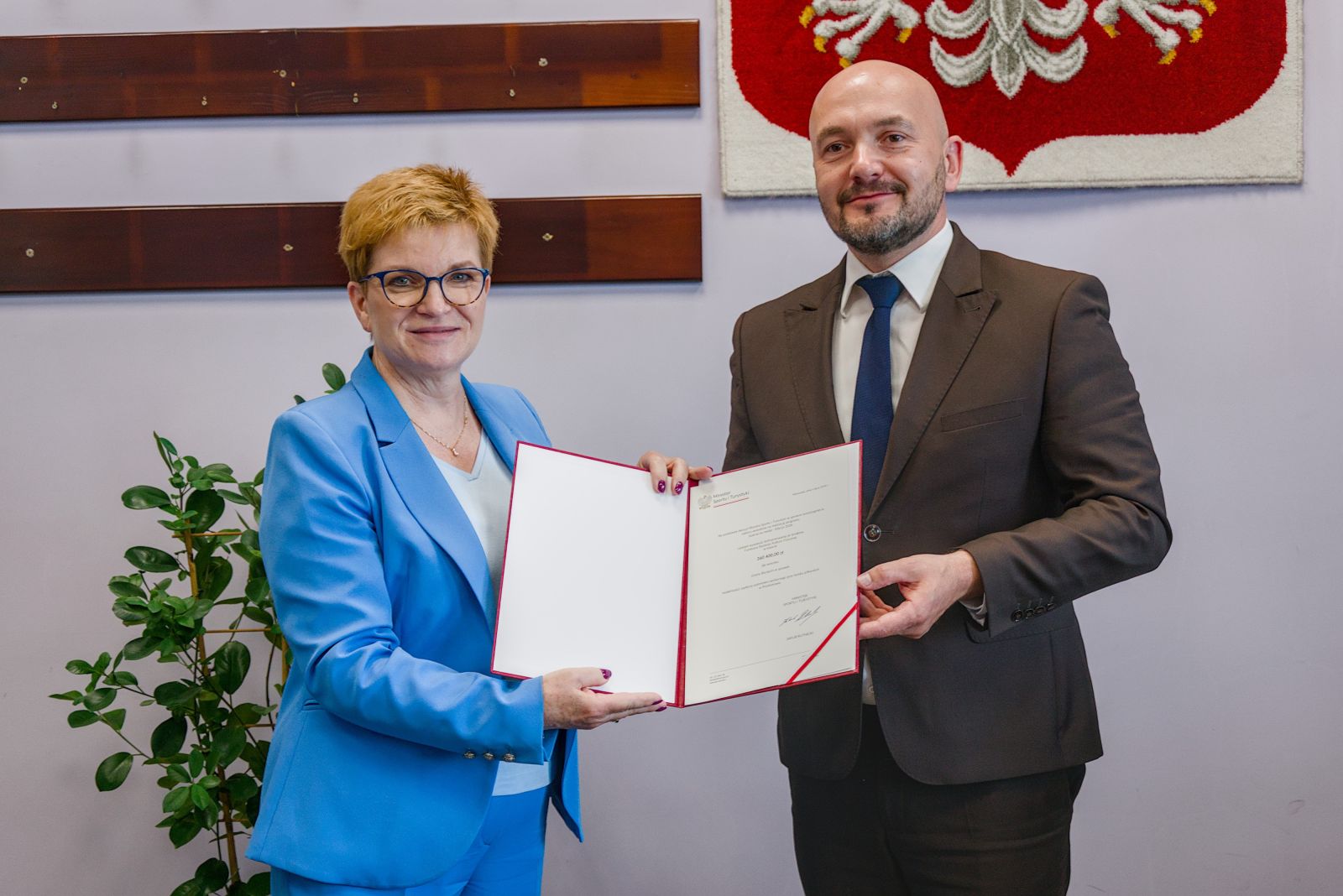 Zdjęcie: Wójt Gminy Borzęcin odebrał promesę na modernizację zaplecza sportowego w Przyborowie