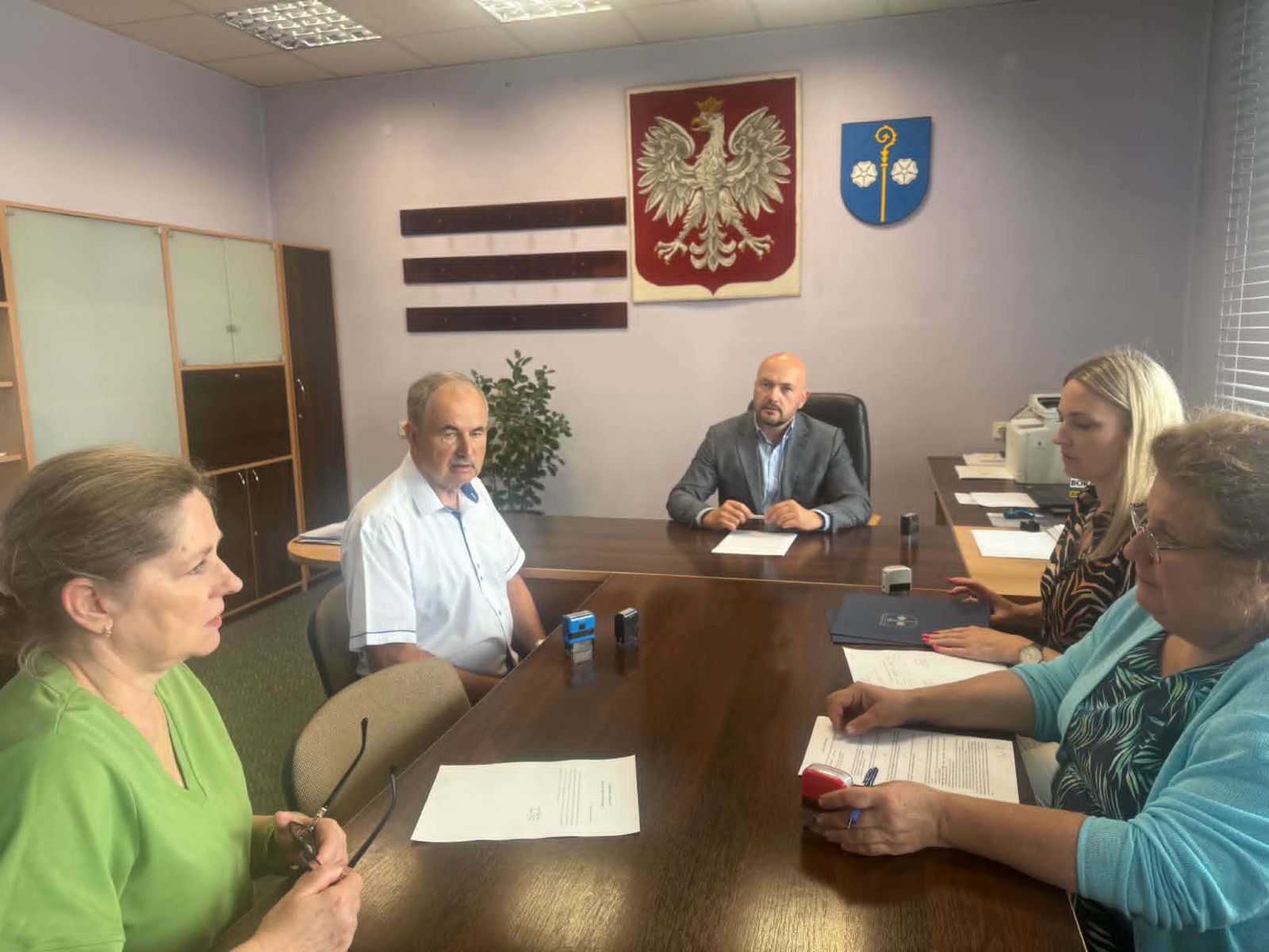 Zdjęcie: Podpisano umowę na dowóz uczniów do Zespołu Szkolno-Przedszkolnego w Borzęcinie Górnym