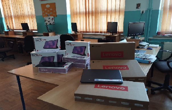 Zdjęcie: Cyfrowe wsparcie dla uczniów i nauczycieli – Gmina Borzęcin pozyskuje sprzęt z KPO